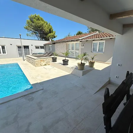 Monte Magno Villa Pola